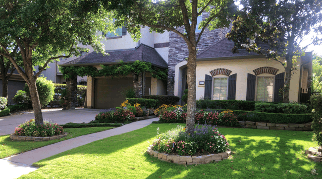 shade trees in front yard landscaping